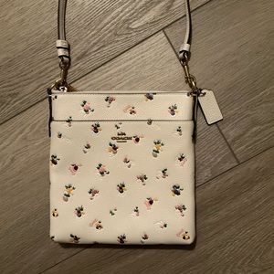 NEW w/o tags Cross Body Coach bag with gold hardware🌺